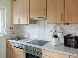 House | Private kitchen | Stovetop, dishwasher, dining tables - Peaceful Holiday Home in Rascheid near Forest (Rascheid)