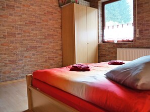 3 Schlafzimmer, individuell eingerichtet, Bettwäsche