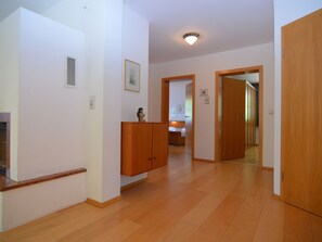 2 Schlafzimmer, individuell eingerichtet, Bettwäsche