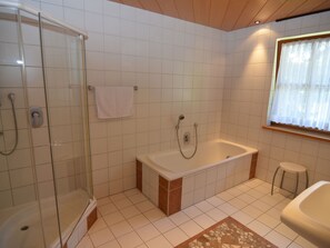 Apartment | Badezimmer | Dusche, Handtücher
