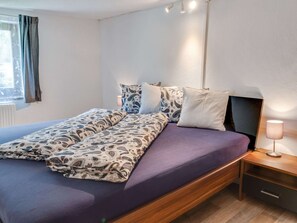 House | 3 bedrooms, individually furnished, bed sheets