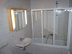 Apartment | Bathroom | Combined shower/tub, towels