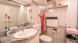 Apartamento | Banheiro | Chuveiro, toalhas de banho