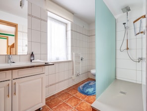 Combined shower/tub, towels - Large Apartment in Rübeland in the Harz With Cosy Wood Stove (Oberharz am Brocken)
