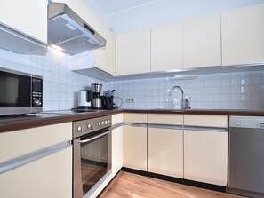 House | Private kitchen | Microwave, stovetop, high chair - Spacious Cottage in Neuastenberg Sauerland near Ski Area (Winterberg)