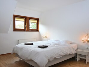 House | 5 bedrooms, individually furnished, bed sheets - Quaint Holiday Home near Ski Area in Neuastenberg (Winterberg)
