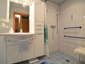 House | Bathroom | Shower, towels