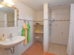 Apartment | Bathroom | Shower, towels