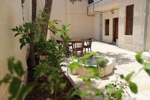 สนามรอบบริเวณ