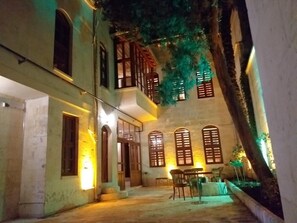 住宿正面 - 傍晚/夜晚