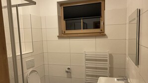 Rumah | Kamar mandi | Shower dan handuk