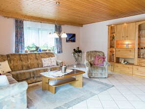 House | Living room | TV - Erdgeschosswohnung in Ruhiger Lage (Lirstal)