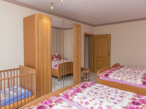 Nhà | 2 phòng ngủ, trang bị nội thất với thiết kế riêng biệt, bộ trải giường