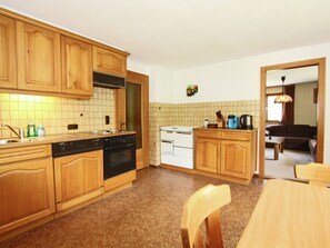 Wasserkocher mit Kaffee-/Teezubehör, Kühlschrank, Mikrowelle, Ofen