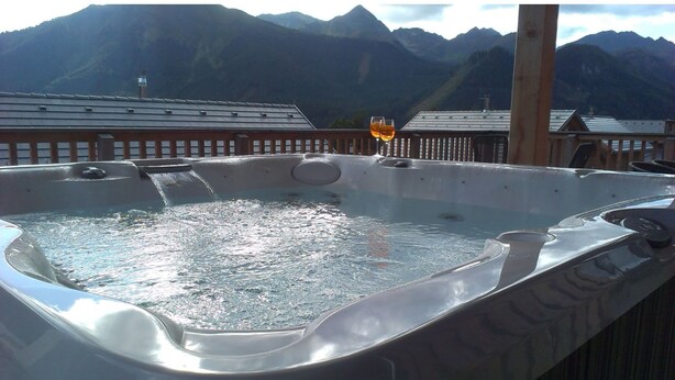 Un bain à remous avec vue sur les montagnes.