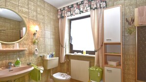 Apartment | Bathroom - Cozy Apartment in Arnschwang With Garden, Terrace, Barbecue (Arnschwang)
