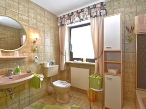 Apartment | Badezimmer | Duschwanne, Haartrockner, Handtücher