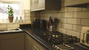 Apartamento, 3 quartos | Cozinha privada | Frigobar, micro-ondas, fogão, chaleira elétrica