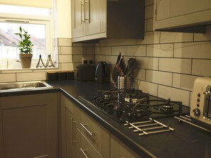 Apartment, 3 Bedrooms | Private kitchen | Mini-fridge, microwave, oven, electric kettle - Fishponds Place 355b (Bristol)