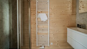 Huis | Badkamer | Een douche, handdoeken