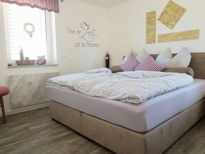 Nhà | 3 phòng ngủ, trang bị nội thất với thiết kế riêng biệt, bộ trải giường