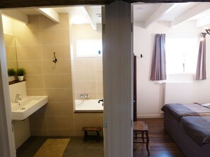 Bathtub - Renovated, Spacious Holiday Home in the French Ardennes Near to Belgium (La Neuville-aux-Joûtes)