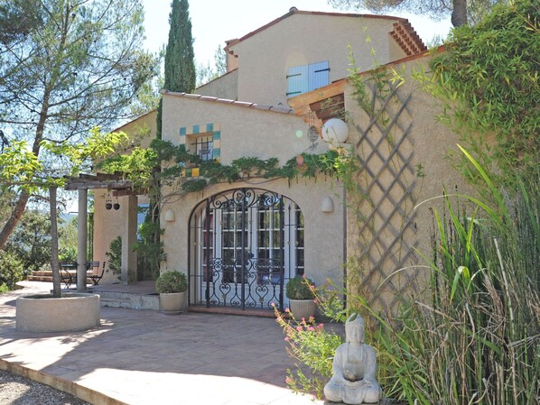 Villa | Exterior - Idyllic Villa in Esparron-de-verdon With Barbecue (Esparron-de-Verdon)