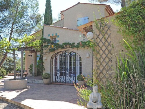 Idyllic Villa in Esparron-de-verdon With Barbecue