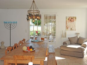 Dining - Idyllic Villa in Esparron-de-verdon With Barbecue (Esparron-de-Verdon)