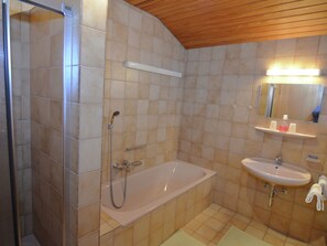 Ferienhaus | Badezimmer | Badewanne, Handtücher