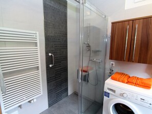 Apartemen | Kamar mandi | Shower dan handuk