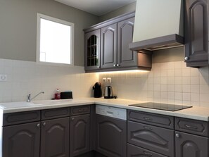Rumah | Dapur pribadi | Lemari es, microwave, oven, dan mesin pencuci piring