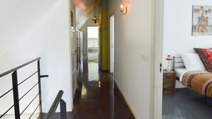 5 camere, con arredamento individuale, lenzuola