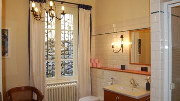 Rumah | Kamar mandi | Shower dan handuk