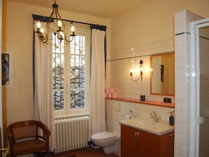 Rumah | Kamar mandi | Shower dan handuk