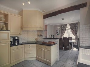 Villa | Cuisine privée | Plaque de cuisson, cafetière/bouilloire, chaise haute