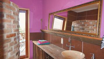 Rumah | Kamar mandi | Shower dan handuk