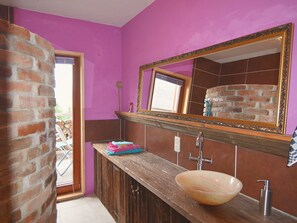 House | Bathroom | Shower, towels - Detached Cozy Holiday Home With Spacious Garden, Balcony and Terrace (Grossbreitenbach)
