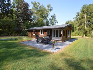 Exterior - Beautifully Furnished Chalet With a Huge Garden in the Middle of Nature (Beerse)