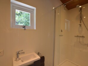 Chalet | Bathroom | Towels - Beautifully Furnished Chalet With a Huge Garden in the Middle of Nature (Beerse)
