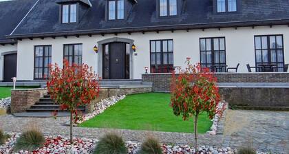 Charming Holiday Home with Hot Tub in Bree