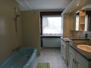 House | Bathroom | Shower - Charming Holiday Home with Hot Tub in Bree (Bree)