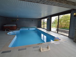 Outdoor pool - Charming Holiday Home with Hot Tub in Bree (Bree)