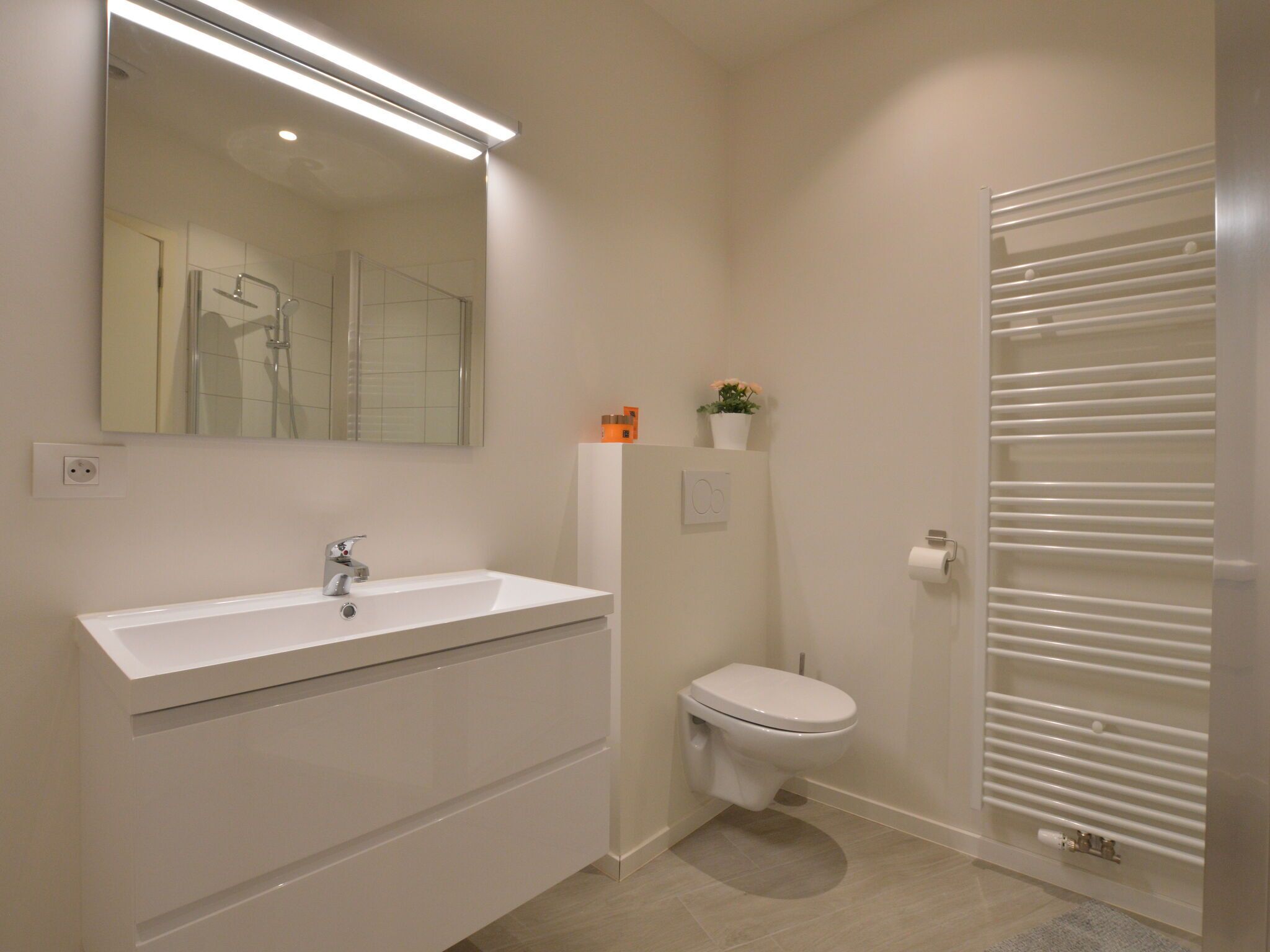 Appartement | Badkamer | Een douche, handdoeken