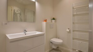 Apartment | Bathroom | Shower, towels - New and Unique City Studio in Antwerp Zuid for 4 People (Antwerp)