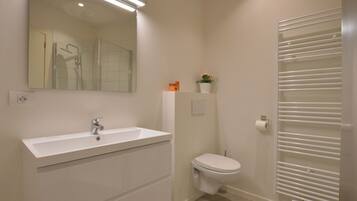 Appartement | Badkamer | Een douche, handdoeken
