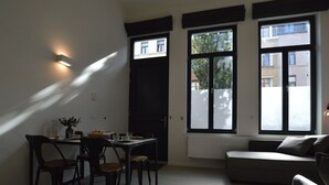 Dining - New and Unique City Studio in Antwerp Zuid for 4 People (Antwerp)
