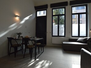 Dining - New and Unique City Studio in Antwerp Zuid for 4 People (Antwerp)