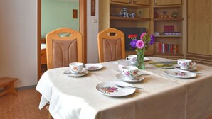 Dining - Alluring Holiday Home in Stutzerbach With Garden and Terrace (Ilmenau)