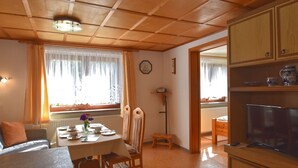 House | Living room - Alluring Holiday Home in Stutzerbach With Garden and Terrace (Ilmenau)